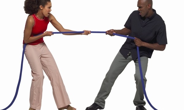 black-couple-pulling-rope